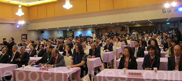 中华民国双十国庆日前夕,华侨救国联合总会7日在台北市国军英雄馆,举办第62届华侨节庆祝大会暨侨联海外理事会。(钟元/大纪元) 中华民国双十国庆日前夕,华侨救国联合总会7日在台北市国军英雄馆,举办第62届华侨节庆祝大会暨侨联海外理事会。(钟元/大纪元)