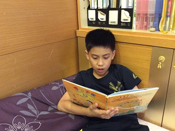 除了學校指定,現在只看樂譜和音樂家傳記的昕語,偶爾也會翻翻書。(圖:高雯雯提供) 除了學校指定,現在只看樂譜和音樂家傳記的昕語,偶爾也會翻翻書。(圖:高雯雯提供)