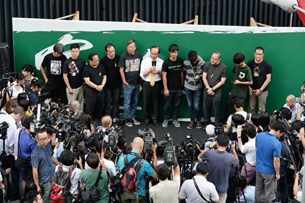 香港政府宣佈終止對話,學聯與學民、佔中、泛民一起啟動新一輪不合作行動,繼續佔領街頭直至當局回真普選訴求。(宋祥龍/大紀元) 香港政府宣佈終止對話,學聯與學民、佔中、泛民一起啟動新一輪不合作行動,繼續佔領街頭直至當局回真普選訴求。(宋祥龍/大紀元)