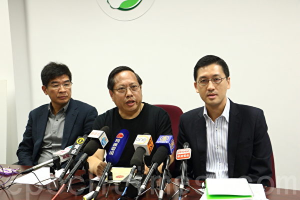 香港民主党要求廉政公署调查梁振英,不排除发起弹劾,要求梁振英下台。(蔡雯文/大纪元) 香港民主党要求廉政公署调查梁振英,不排除发起弹劾,要求梁振英下台。(蔡雯文/大纪元)