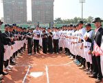延续电影桥段中嘉中棒球队、嘉农棒球队只打到第六局、因大雨中断的比赛,昨(10)日双十国庆上午两队重燃战火,在嘉义市棒球场原地对决,吸引数千名球迷观战。(嘉义市政府提供)