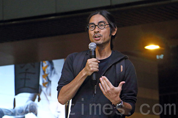 由于香港政府单方面搁置与学联的对话,10万港人10月10日晚到金钟政府总部旁集会,要求涉贪的特首梁振英下台,曾获金像奖“新晋导演奖”的黄修平计划拍一部学民思潮版的“高达”送给学民思潮召集人黄之锋。(蔡雯文/大纪元) 由于香港政府单方面搁置与学联的对话,10万港人10月10日晚到金钟政府总部旁集会,要求涉贪的特首梁振英下台,曾获金像奖“新晋导演奖”的黄修平计划拍一部学民思潮版的“高达”送给学民思潮召集人黄之锋。(蔡雯文/大纪元)