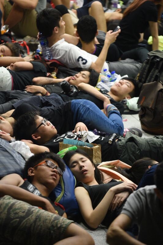 示威学生席地而睡。(大纪元) 示威学生席地而睡。(大纪元)