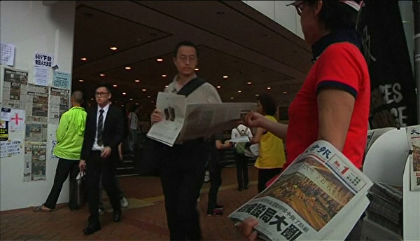 近日,《路透社》电视画面中,出现香港《大纪元时报》的镜头,以及《大纪元时报》的特写镜头。(图片来源:视频截图) 近日,《路透社》电视画面中,出现香港《大纪元时报》的镜头,以及《大纪元时报》的特写镜头。(图片来源:视频截图)