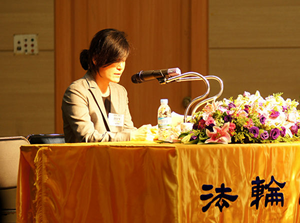 2014年韓國「法輪大法修煉心得交流會」10月12日在忠清北道俗離山青年城(Youth Town)召開。圖為韓國法輪功學員韓女士發表修煉心得。(金國煥/大紀元) 2014年韓國「法輪大法修煉心得交流會」10月12日在忠清北道俗離山青年城(Youth Town)召開。圖為韓國法輪功學員韓女士發表修煉心得。(金國煥/大紀元)