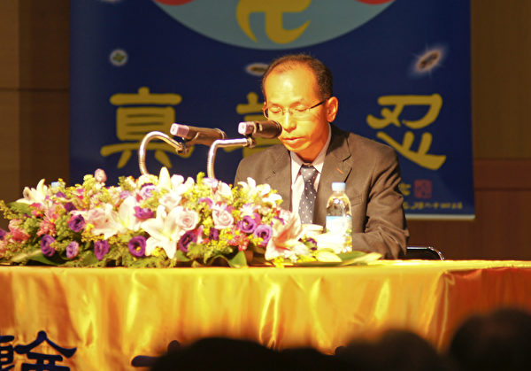 2014年韓國「法輪大法修煉心得交流會」10月12日在忠清北道俗離山青年城(Youth Town)召開。圖為韓國法輪功學員朴先生發表修煉心得。(金國煥/大紀元) 2014年韓國「法輪大法修煉心得交流會」10月12日在忠清北道俗離山青年城(Youth Town)召開。圖為韓國法輪功學員朴先生發表修煉心得。(金國煥/大紀元)