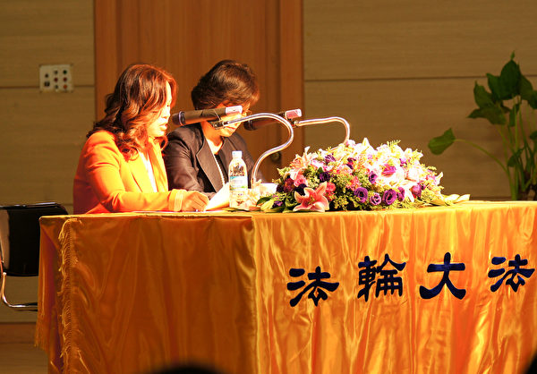 2014年韓國「法輪大法修煉心得交流會」10月12日在忠清北道俗離山青年城(Youth Town)召開。圖為法輪功學員高女士發表修煉心得。(金國煥/大紀元) 2014年韓國「法輪大法修煉心得交流會」10月12日在忠清北道俗離山青年城(Youth Town)召開。圖為法輪功學員高女士發表修煉心得。(金國煥/大紀元)