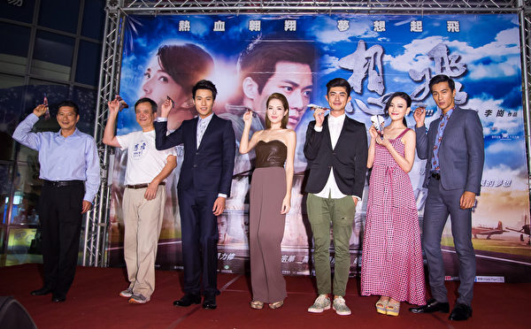 《想飞》高雄首映,副市长李永得(左一)站台支持。由导演李岗(左二)带领众演员及观众发射200架纸飞机,象征票房一飞冲天。(谷得电影提供)
《想飞》高雄首映,副市长李永得(左一)站台支持。由导演李岗(左二)带领众演员及观众发射200架纸飞机,象征票房一飞冲天。(谷得电影提供)