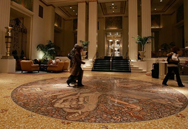 紐約歷史地標華爾道夫飯店(Waldorf Astoria)被中國安邦保險集團收購後,鑑於這裡是美國政要出入頻繁之所,美國政府高度關注隨之而來的潛在安全顧慮,目前正對這筆交易做更仔細審視,或許使交易出現變數。圖:該酒店大堂(Spencer Platt/Getty Images) 紐約歷史地標華爾道夫飯店(Waldorf Astoria)被中國安邦保險集團收購後,鑑於這裡是美國政要出入頻繁之所,美國政府高度關注隨之而來的潛在安全顧慮,目前正對這筆交易做更仔細審視,或許使交易出現變數。圖:該酒店大堂(Spencer Platt/Getty Images)