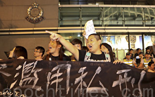 组图：警察施暴 港人集会抗议