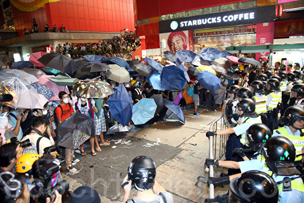 9,000名香港民眾和學生不滿警方強行清場,10月17日晚上聚集在旺角「雨傘運動」集會區,與警方發生多次推撞。警察多次施放胡椒噴霧及揮動警棍試圖驅散示威者。(潘在殊/大紀元) 9,000名香港民眾和學生不滿警方強行清場,10月17日晚上聚集在旺角「雨傘運動」集會區,與警方發生多次推撞。警察多次施放胡椒噴霧及揮動警棍試圖驅散示威者。(潘在殊/大紀元)