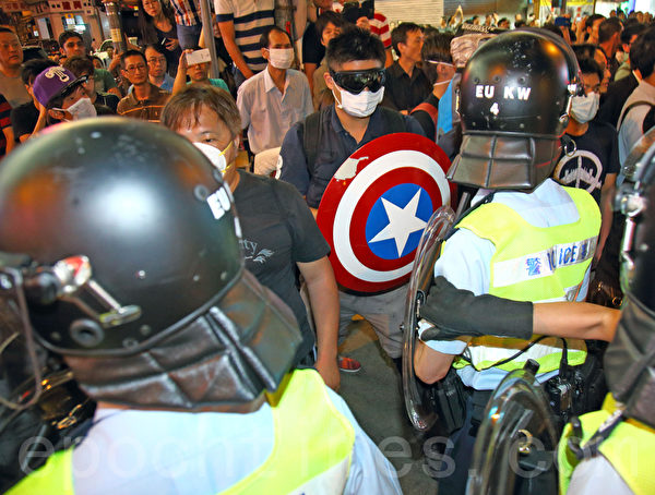 9,000名香港民眾和學生不滿警方強行清場,10月17日晚上聚集在旺角「雨傘運動」集會區,與警方發生多次推撞。警察多次施放胡椒噴霧及揮動警棍試圖驅散示威者。(潘在殊/大紀元) 9,000名香港民眾和學生不滿警方強行清場,10月17日晚上聚集在旺角「雨傘運動」集會區,與警方發生多次推撞。警察多次施放胡椒噴霧及揮動警棍試圖驅散示威者。(潘在殊/大紀元)