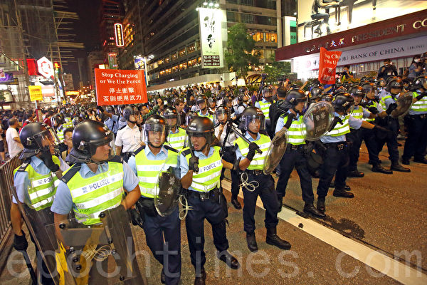 9,000名香港民眾和學生不滿警方強行清場,10月17日晚上聚集在旺角「雨傘運動」集會區,與警方發生多次推撞。警察多次施放胡椒噴霧及揮動警棍試圖驅散示威者。(潘在殊/大紀元) 9,000名香港民眾和學生不滿警方強行清場,10月17日晚上聚集在旺角「雨傘運動」集會區,與警方發生多次推撞。警察多次施放胡椒噴霧及揮動警棍試圖驅散示威者。(潘在殊/大紀元)