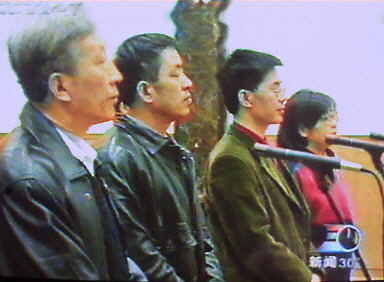 1999年12月26日,原法輪大法研究會成員李昌(左一)、王治文(左二)等四人在北京第一中級法院。(法新社圖片) 1999年12月26日,原法輪大法研究會成員李昌(左一)、王治文(左二)等四人在北京第一中級法院。(法新社圖片)