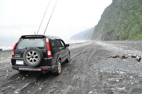 海灘上的休旅車及釣竿
(圖片提供:tony) 海灘上的休旅車及釣竿
(圖片提供:tony)