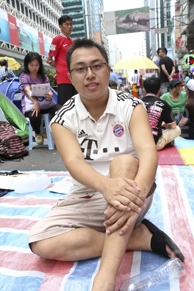 從事保險業的Keith表示,政府的高地價政策令香港變成一個畸形的社會。(余鋼/大紀元) 從事保險業的Keith表示,政府的高地價政策令香港變成一個畸形的社會。(余鋼/大紀元)