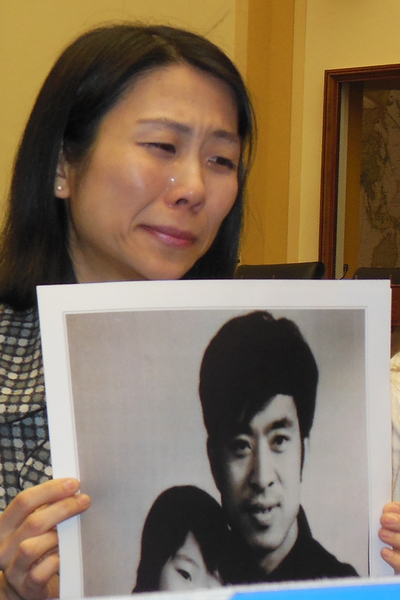 原法輪大法研究會義務聯繫人、北京法輪功學員王治文的女兒王曉丹2013年12月在美國國會聽證會講述父親遭受迫害的經歷時聲淚俱下。(李辰/大紀元) 原法輪大法研究會義務聯繫人、北京法輪功學員王治文的女兒王曉丹2013年12月在美國國會聽證會講述父親遭受迫害的經歷時聲淚俱下。(李辰/大紀元)