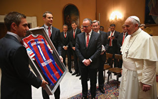 德国拜仁球队拜见教皇 捐赠100万欧元