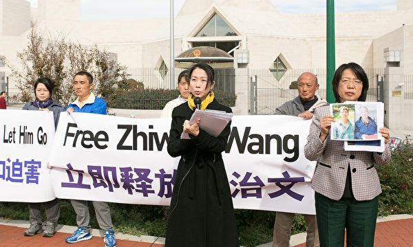 王晓丹说“爸爸因为坚持法轮大法的“真、善、忍”原则,不昧心说假话,坚持自己的选择,在被关押期间遭受了非常多的酷刑:...现在满身伤痛,面相变成了一个很憔悴的老人。(李莎/大纪元) 王晓丹说“爸爸因为坚持法轮大法的“真、善、忍”原则,不昧心说假话,坚持自己的选择,在被关押期间遭受了非常多的酷刑:...现在满身伤痛,面相变成了一个很憔悴的老人。(李莎/大纪元)