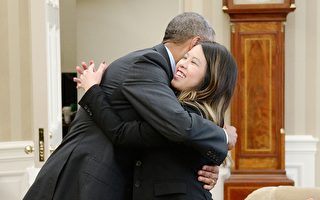 達拉斯染埃博拉女護士出院 與奧巴馬擁抱
