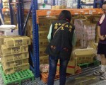 台中市卫生局26日封存“正点食品”工厂内的棕榈油加牛油共10桶,以及制成品1,729箱。(台中市卫生局提供)