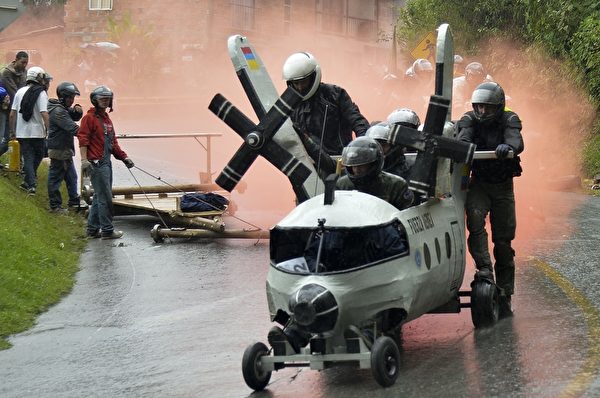 2014年10月26日，哥倫比亞麥德林舉行盛大的汽車節，參賽者駕駛自製的小車參加下坡比賽。圖為飛機造型車。（Raul ARBOLEDA/AFP）