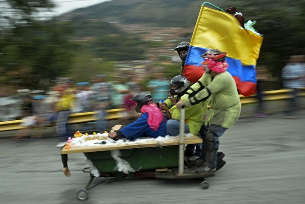 2014年10月26日，哥倫比亞麥德林舉行盛大的汽車節，參賽者駕駛自製的小車參加下坡比賽。（Raul ARBOLEDA/AFP）