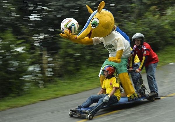 2014年10月26日，哥倫比亞麥德林舉行盛大的汽車節，參賽者駕駛自製的小車參加下坡比賽。圖為世足吉祥物車。（Raul ARBOLEDA/AFP）