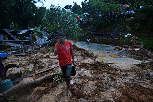 斯里蘭卡中南部當地時間29日發生嚴重泥石流,一處茶園內的140棟房舍遭到泥石埋沒。(AFP PHOTO/ Ishara S. KODIKARA) 斯里蘭卡中南部當地時間29日發生嚴重泥石流,一處茶園內的140棟房舍遭到泥石埋沒。(AFP PHOTO/ Ishara S. KODIKARA)