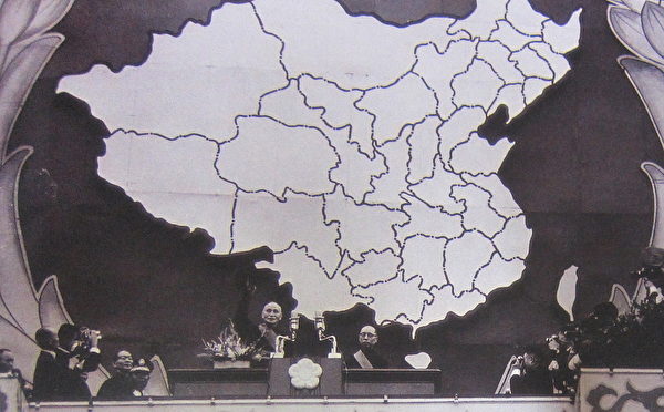 1972年5月20日中华民国第五任总统、副总统就职大典,蒋中正总统(左)偕严家淦副总统(右)于总统府阳台接受民众欢呼,并发表就职文告(许捷芳)。(钟元翻摄/大纪元) 1972年5月20日中华民国第五任总统、副总统就职大典,蒋中正总统(左)偕严家淦副总统(右)于总统府阳台接受民众欢呼,并发表就职文告(许捷芳)。(钟元翻摄/大纪元)