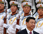 從9月到11月份,中共軍委主席習近平在軍隊中接連出臺大動作,在整軍的同時釋放清洗江派的信號。11月6日,中共軍報發表評論文章,力挺習近平在中共十八屆四中全會上強調的「依法治軍、從嚴治軍」主張。(Feng Li/Getty Images)
