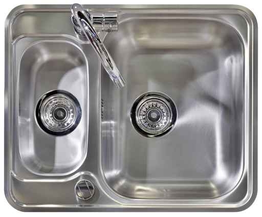 厨房的水池既要洗菜还要洗碗，很容易沾染油垢。（fotolia）