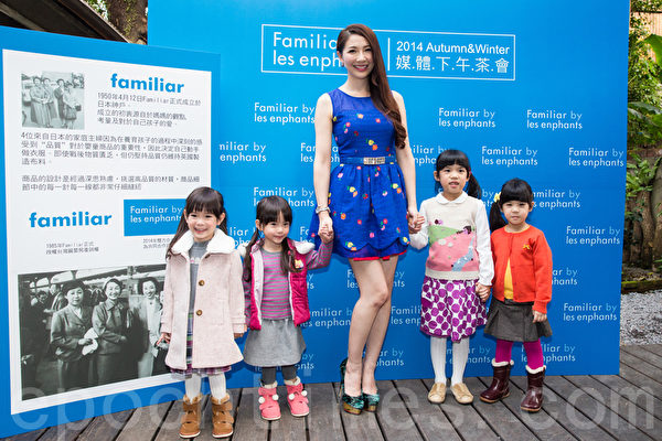 台湾丽婴房集团(les enphants)31日举办2014年秋冬新装发表会,由知名主持人林书炜(中)带领网路人气超旺的双胞胎姊妹苹果(左起)、西打等人进行走秀。(陈柏州/大纪元) 台湾丽婴房集团(les enphants)31日举办2014年秋冬新装发表会,由知名主持人林书炜(中)带领网路人气超旺的双胞胎姊妹苹果(左起)、西打等人进行走秀。(陈柏州/大纪元)