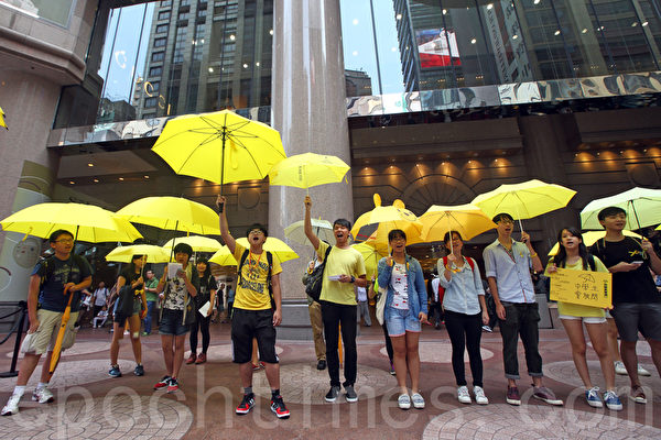 多个香港中学生政改关注组成员以“快闪”方式到香港各个主要旅游区及占领区宣传真普选。(潘在殊/大纪元) 多个香港中学生政改关注组成员以“快闪”方式到香港各个主要旅游区及占领区宣传真普选。(潘在殊/大纪元)