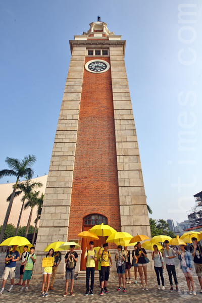 多个香港中学生政改关注组成员以“快闪”方式到香港各个主要旅游区及占领区宣传真普选。图为尖沙咀钟楼。(潘在殊/大纪元) 多个香港中学生政改关注组成员以“快闪”方式到香港各个主要旅游区及占领区宣传真普选。图为尖沙咀钟楼。(潘在殊/大纪元)