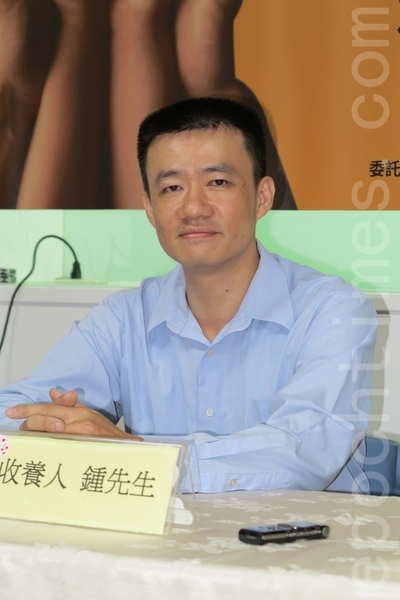 高市兒少收出養資源服務中心及兒福聯盟,11月13日發表收出養調查成果,收養人鍾永福現身說法,分享收養家庭中的酸甜苦辣。(李晴玳/大紀元) 高市兒少收出養資源服務中心及兒福聯盟,11月13日發表收出養調查成果,收養人鍾永福現身說法,分享收養家庭中的酸甜苦辣。(李晴玳/大紀元)