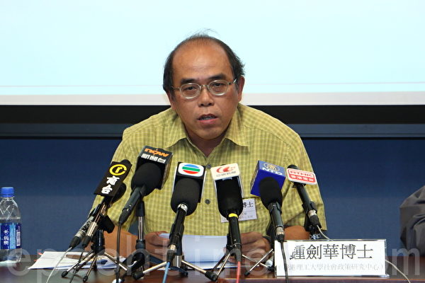 香港理大社会政策研究中心主任钟剑华分析称,七成多人认为需要退场,当中负面评价的只有13.5%。(蔡雯文/大纪元) 香港理大社会政策研究中心主任钟剑华分析称,七成多人认为需要退场,当中负面评价的只有13.5%。(蔡雯文/大纪元)