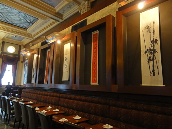 “汉唐御厨”费城老城(Old City)分店墙上的字画都是江明翰70高龄的父亲的手笔 (司瑞/大纪元) “汉唐御厨”费城老城(Old City)分店墙上的字画都是江明翰70高龄的父亲的手笔 (司瑞/大纪元)
