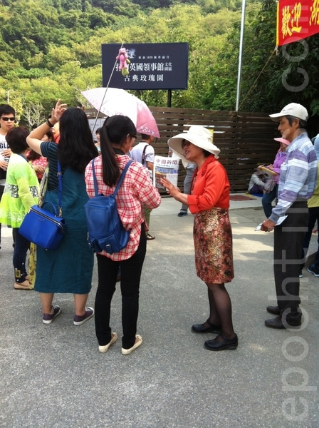 倪梅月在西子灣景點講真相。(楊秋蓮/大紀元) 倪梅月在西子灣景點講真相。(楊秋蓮/大紀元)