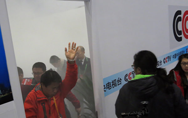 8日,APEC新聞中心的央視採編室內發生電源設備爆炸。(AFP) 8日,APEC新聞中心的央視採編室內發生電源設備爆炸。(AFP)
