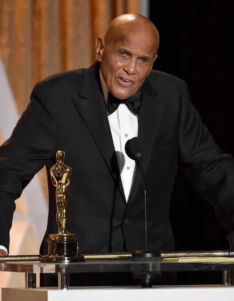美國演員、歌手兼社會活動家哈利·貝拉方特在致辭。(Kevin Winter/Getty Images) 美國演員、歌手兼社會活動家哈利·貝拉方特在致辭。(Kevin Winter/Getty Images)
