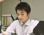 藤原龍也在片中有被櫻井翔咖啡澆頭的場面,讓他十分狼狽。(采昌國際提供)