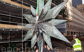 巨型水晶星吊装洛克菲勒中心圣诞树端