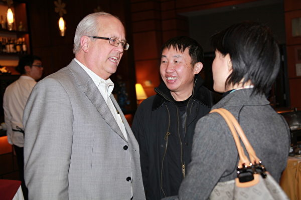 成功六連任的列治文市長馬保定(Malcolm Brodie)(左)同支持者聊天。 (田園/大紀元) 成功六連任的列治文市長馬保定(Malcolm Brodie)(左)同支持者聊天。 (田園/大紀元)
