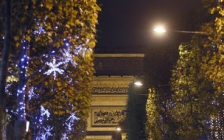 组图：巴黎香街点亮圣诞灯 政要明星助阵