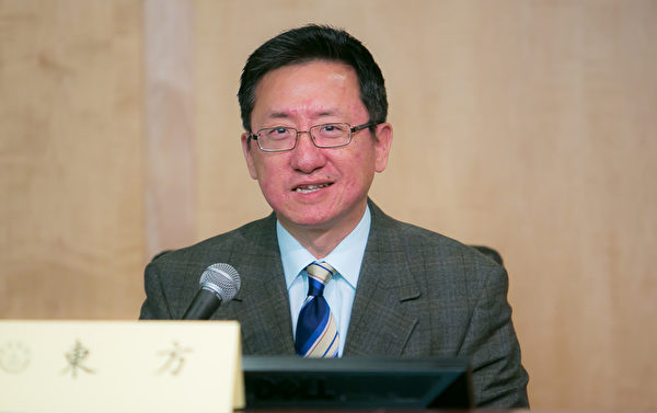 《新唐人電視台》經濟節目主持人東方在研討會上表示,25年前他在北京念大學,64事件發生時就在天安門廣場旁,他親眼目睹「六‧四」殺人從而對中共絕望。(李莎/大紀元) 《新唐人電視台》經濟節目主持人東方在研討會上表示,25年前他在北京念大學,64事件發生時就在天安門廣場旁,他親眼目睹「六‧四」殺人從而對中共絕望。(李莎/大紀元)