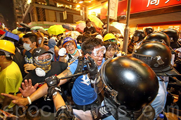香港警方11月25日在旺角清场行动中,与示威人士发生多次冲突,警方并在场拘捕多名示威者。(潘在殊/大纪元) 香港警方11月25日在旺角清场行动中,与示威人士发生多次冲突,警方并在场拘捕多名示威者。(潘在殊/大纪元)