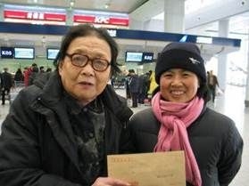 2006年1月高耀洁与李喜阁在一起(陈秉中提供) 2006年1月高耀洁与李喜阁在一起(陈秉中提供)