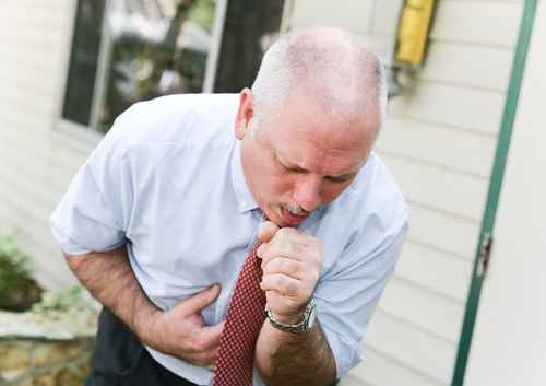約2/3的肺癌患者有咳嗽症狀，可以是輕度乾咳，也可以是嚴重咳嗽。（fotolia）