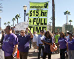 全美沃尔玛员工齐抗议  要求涨薪